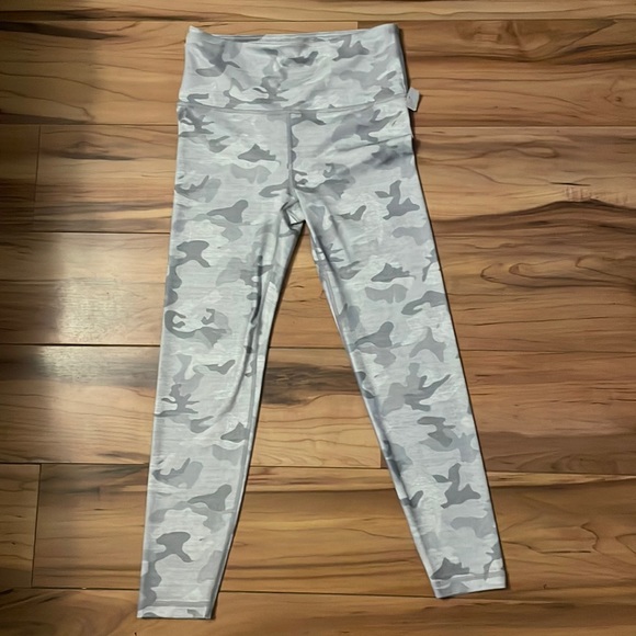 GapFit *NWOT* Camo Leggings super soft - Picture 2 of 4